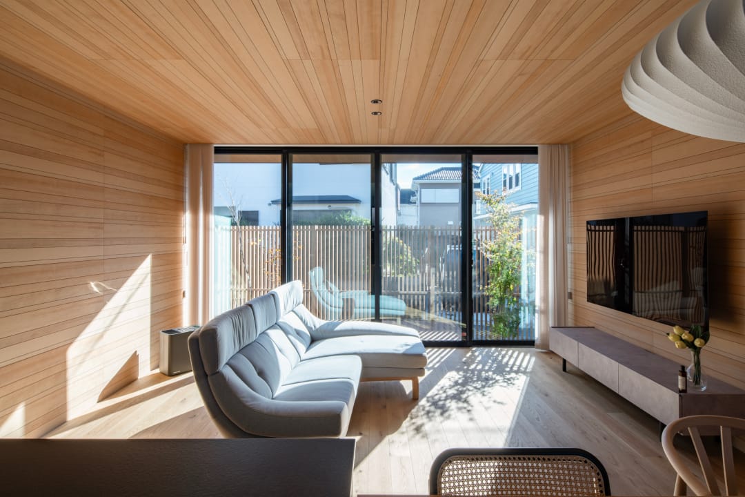 空間の主役は、一枚の絵画のような木の雰囲気が溢れるリビング