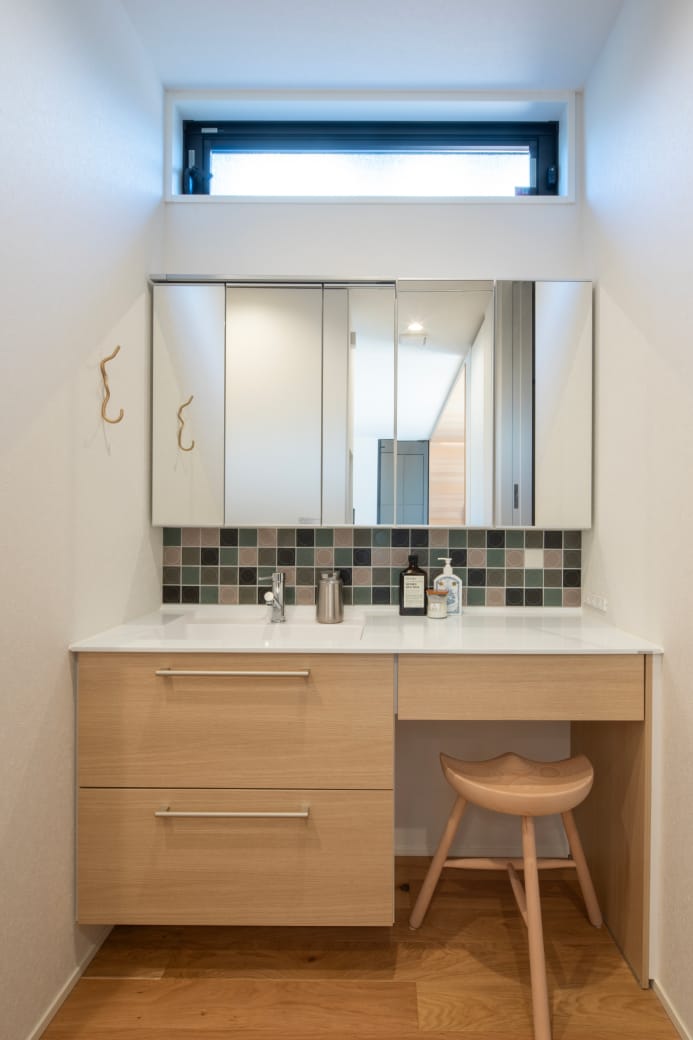 奥様のこだわりのタイルがあしらわれた造作洗面台は毎日の癒し