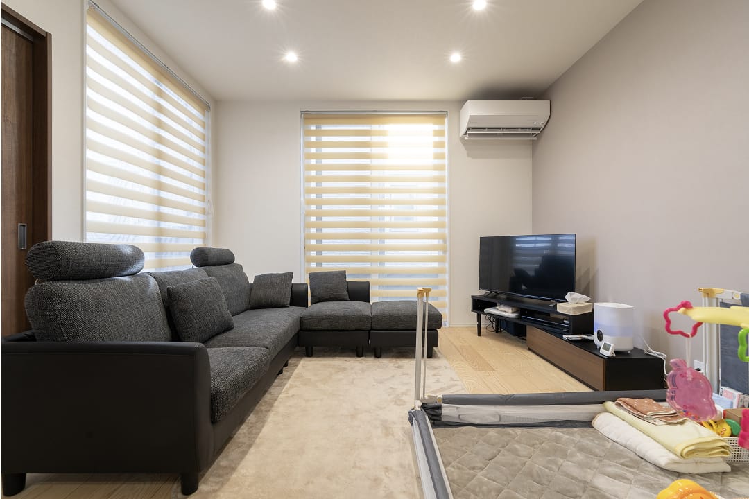 天井まである南向きの大きな窓から明るい日差しがそそぐリビング