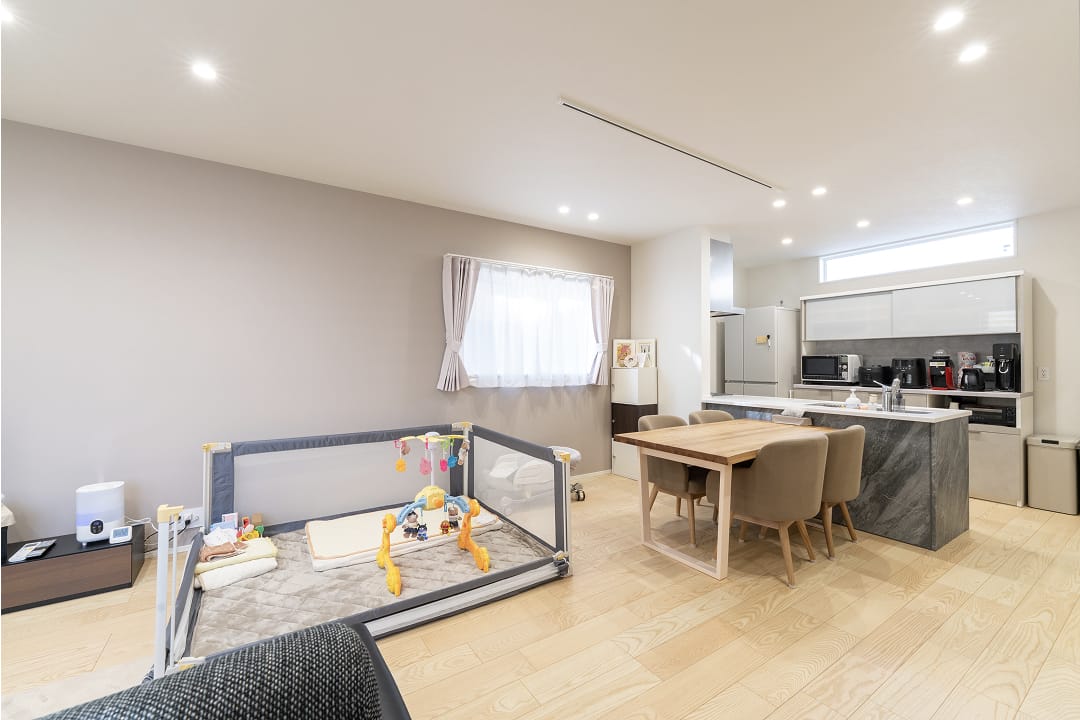 お子様が遊ぶエリアと十分なゆとりあるダイニングスペース
