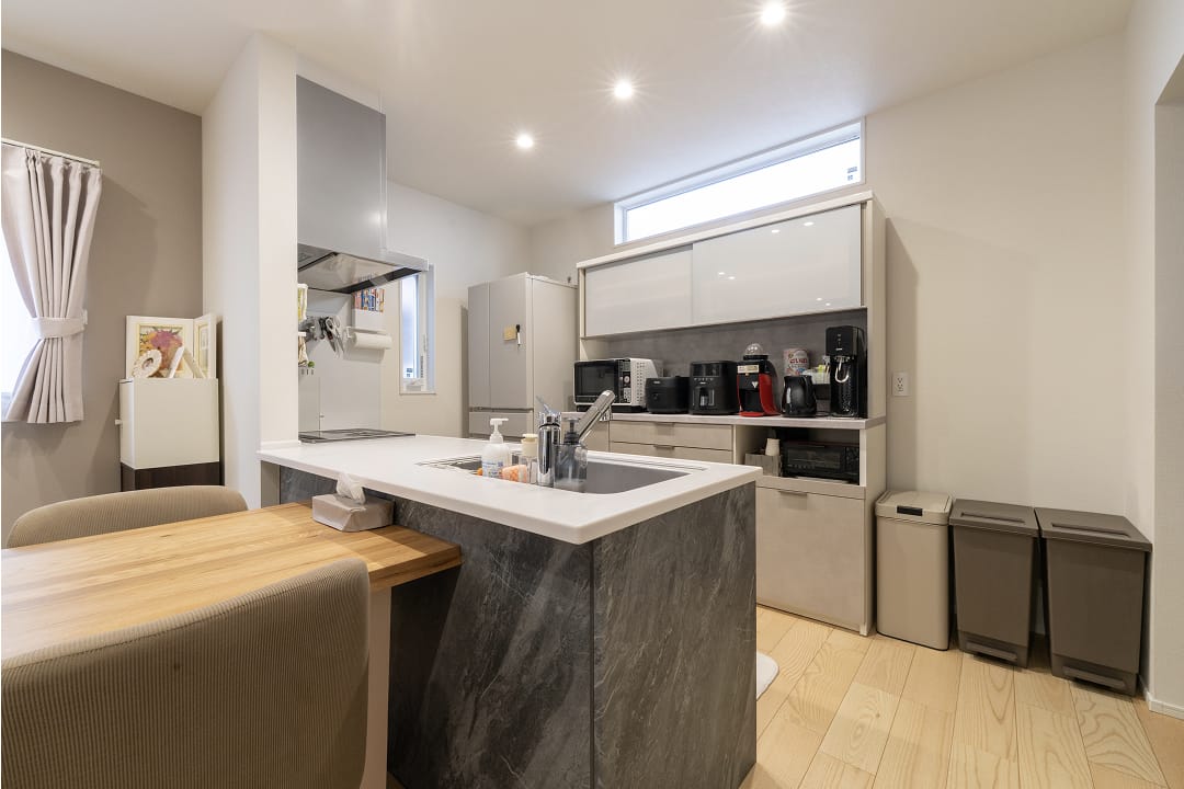 食器棚の上の採光窓で明るいキッチンに