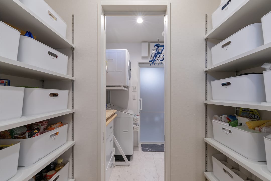 たっぷり収納のパントリーから見た洗面脱衣所