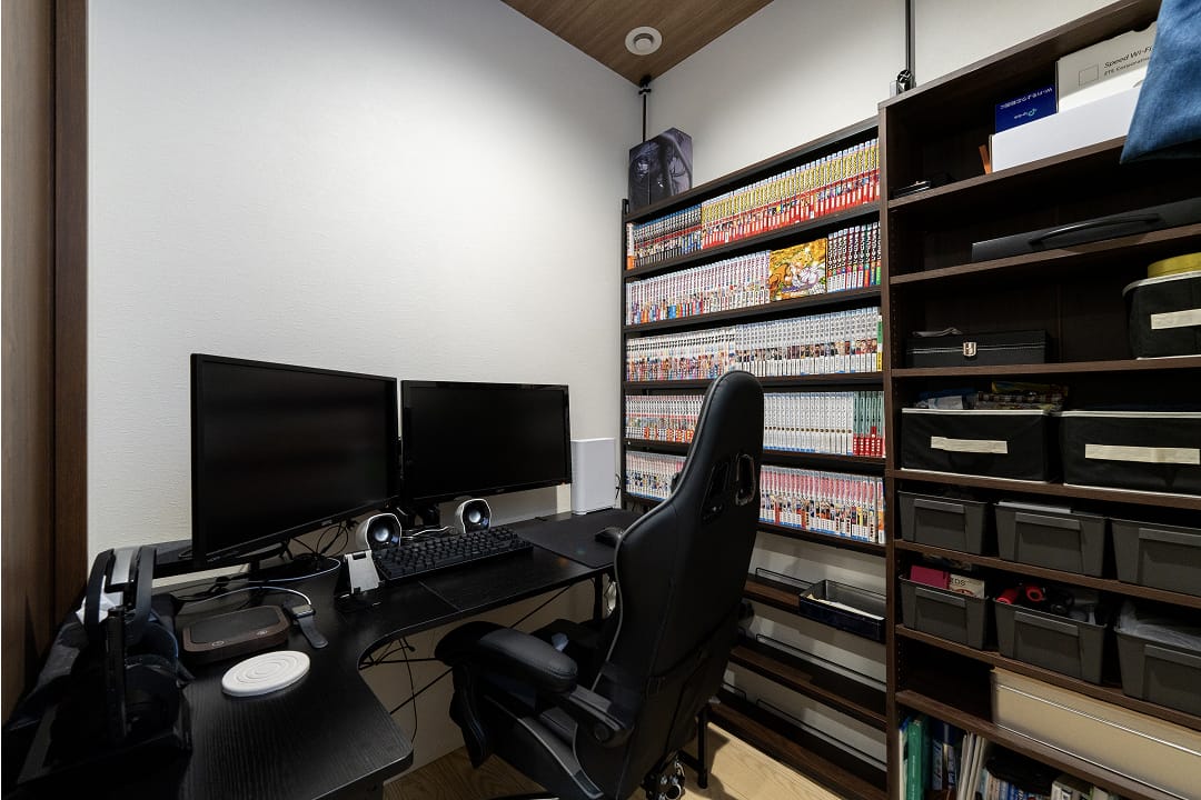 大型の本棚と収納付きの書斎