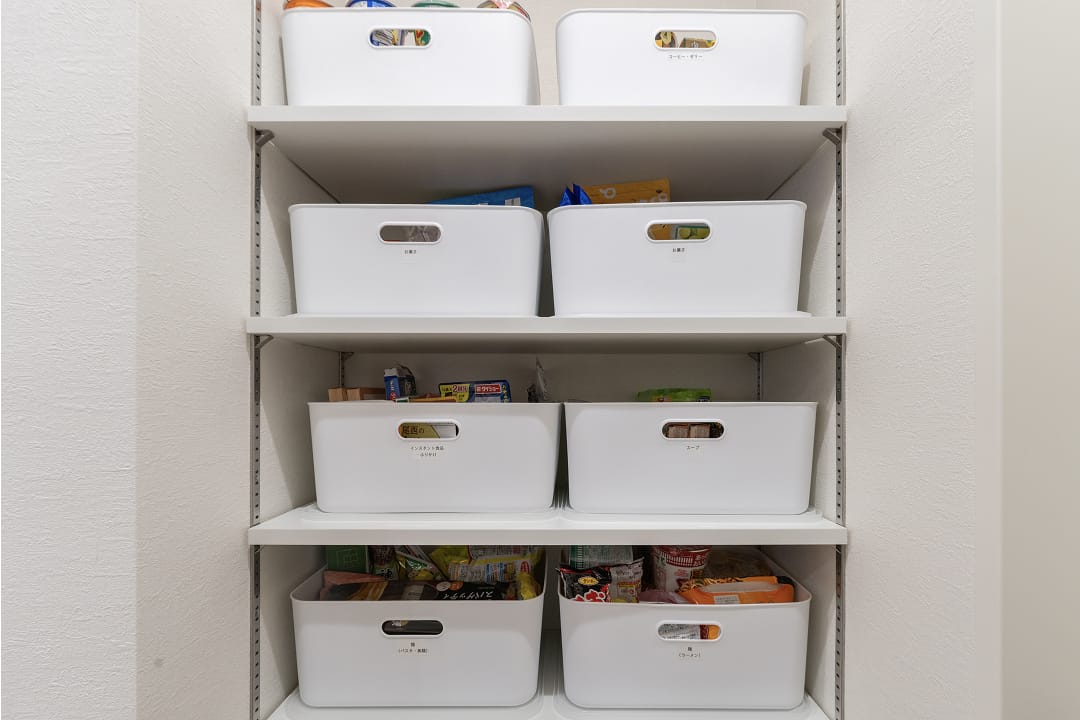 大容量で分かりやすく仕分けられたパントリー