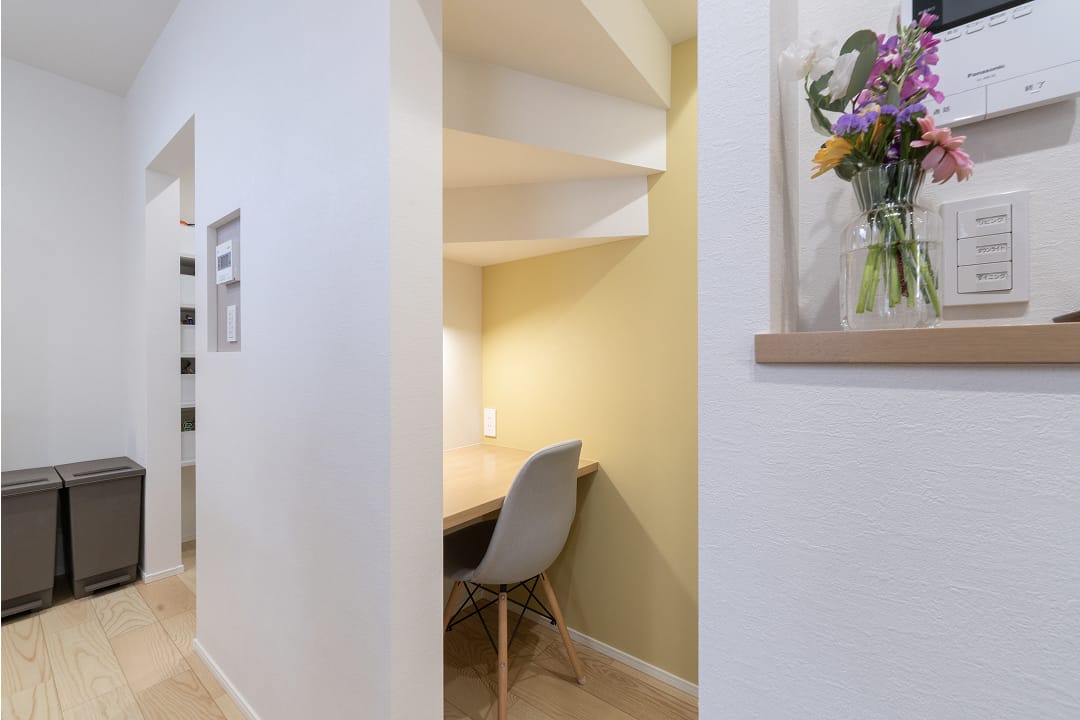 この階段下の隠れ家おこもりスペースが贅沢なゆとりに