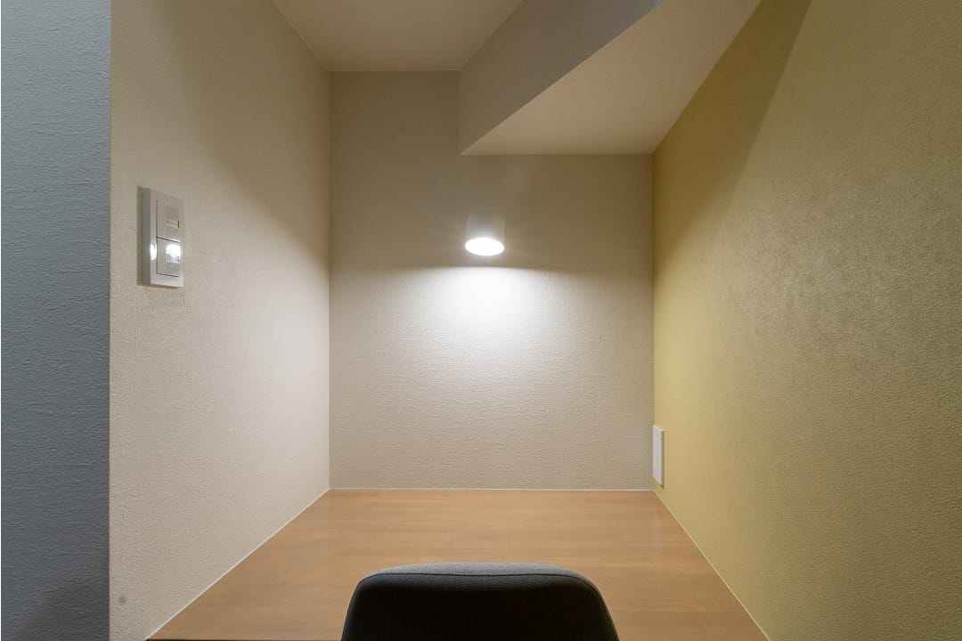 階段下とは思えない十分な奥行きと落ち着いたおこもりスペース