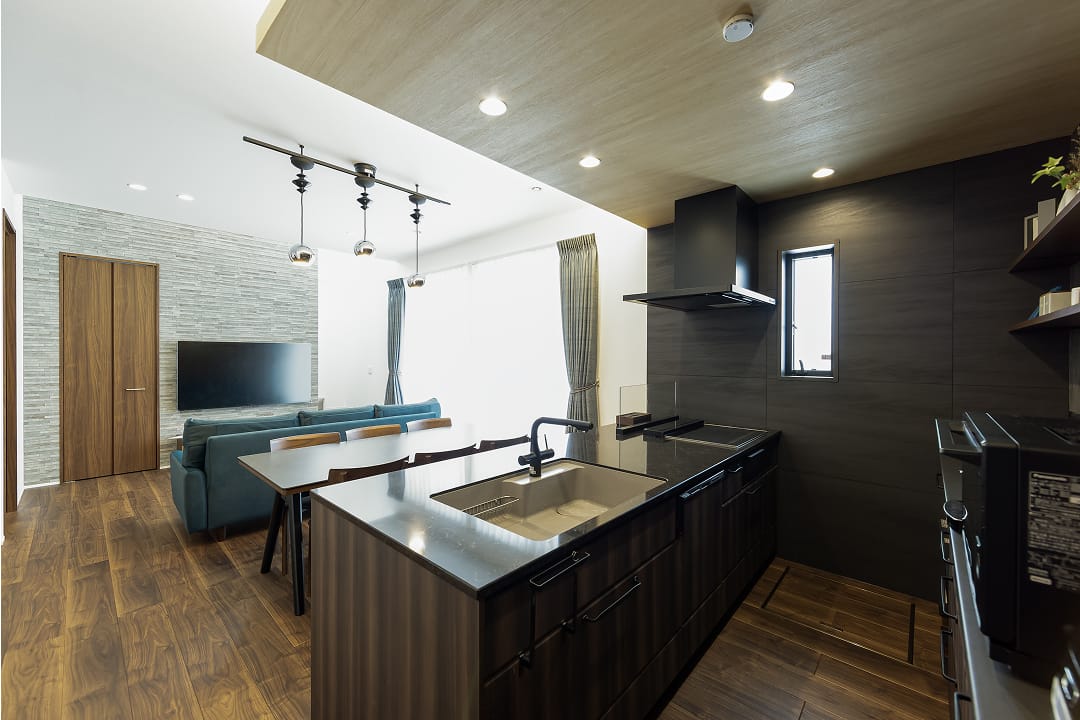 グレーや黒を効果的に取り入れた「ホテルライク」な内装が、上質な時間を演出