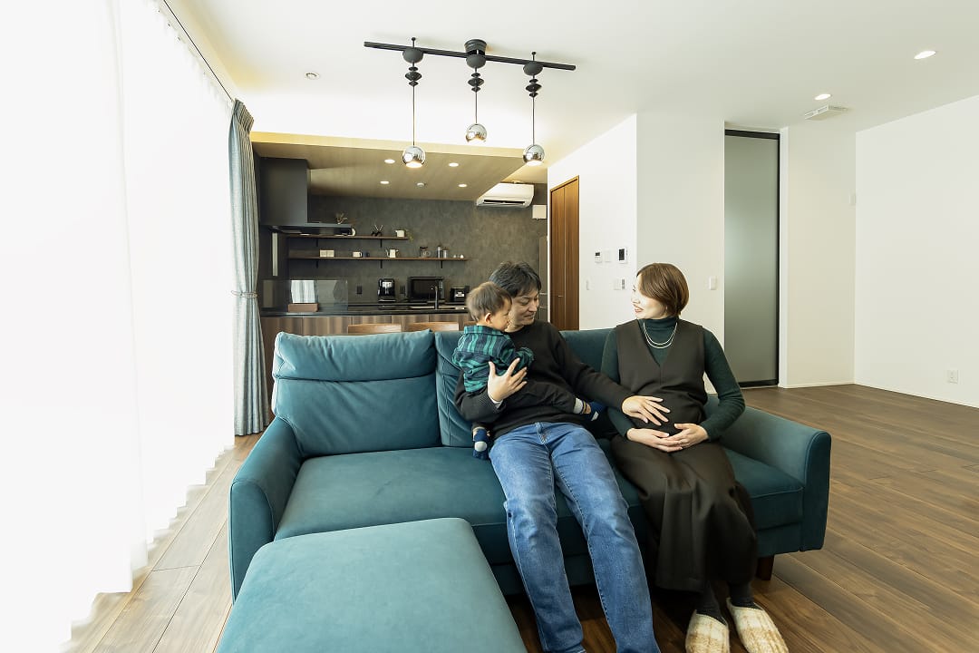 「ホテルライク」な非日常空間を実現。子どもがのびのび走り回れる、吹き抜けリビングのある家