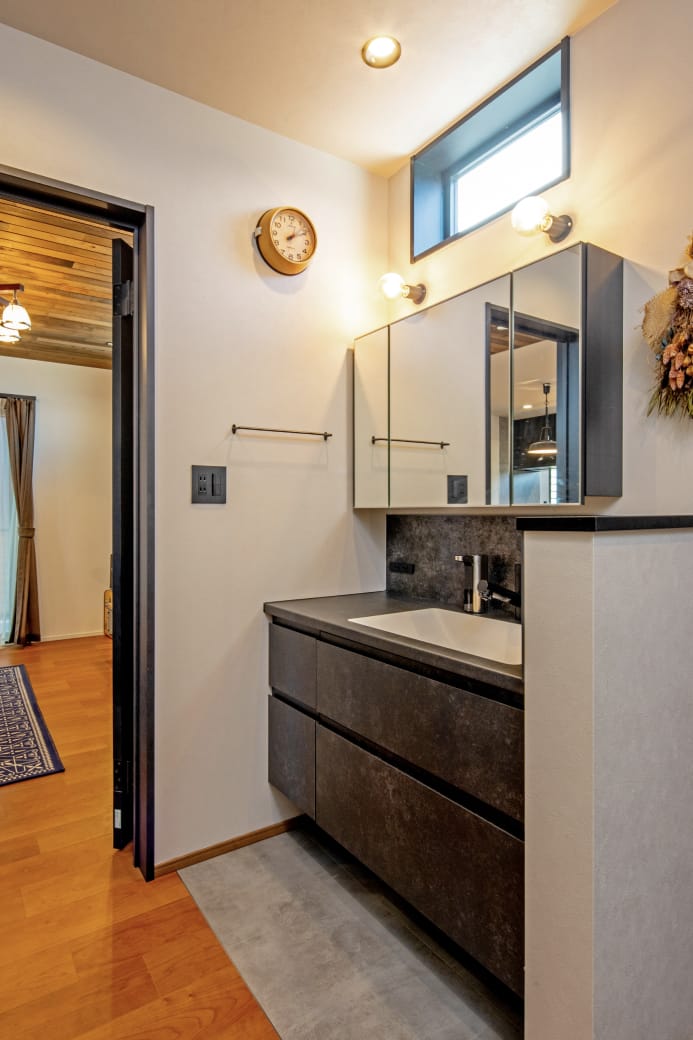 娘さんたちの将来を見据えて、脱衣所と分けて玄関ホールに設置した独立洗面台