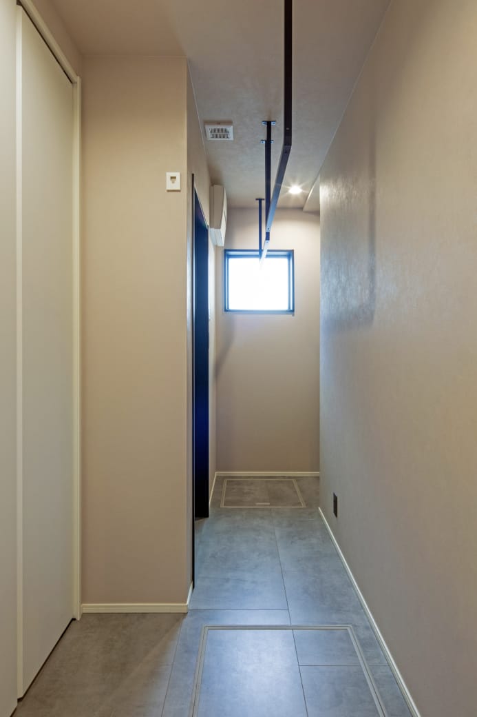 室内干し用のポールを備え、天候を気にせず洗濯が完結する脱衣所兼ランドリースペース