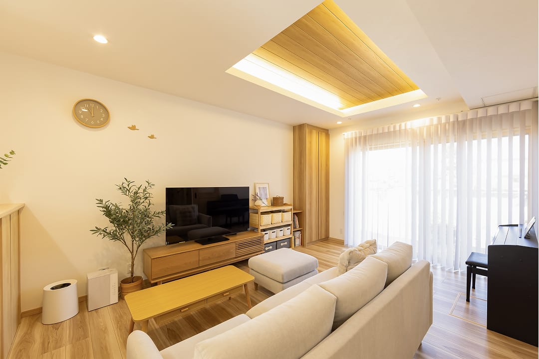 ご夫婦の好みの北欧風を感じる快適なLDK。折り上げ天井で開放感を演出。