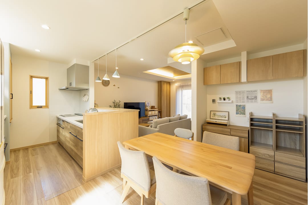 南北を1つの大空間として繋げ、子どもたちがのびのびと走り回れる広々としたLDKに。