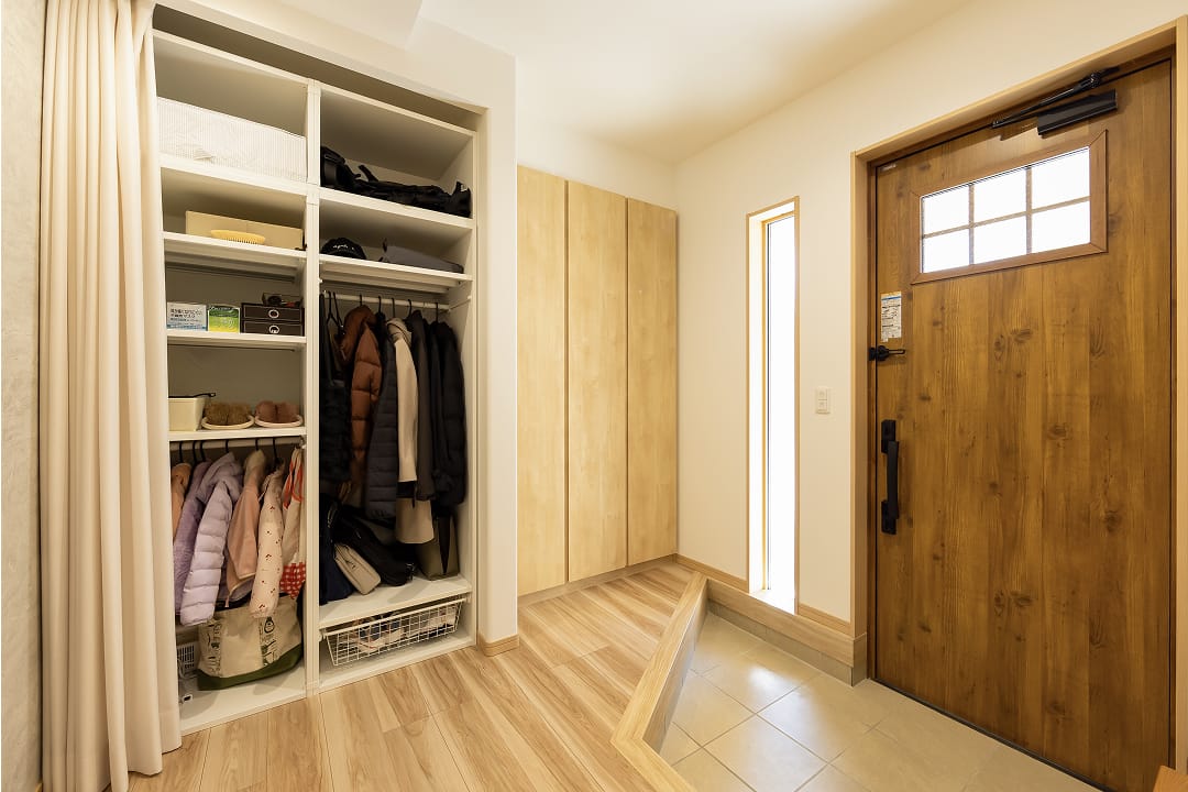 入れたかったIKEAの棚がぴったり収まるよう、現場監督と何度も打ち合わせした玄関収納