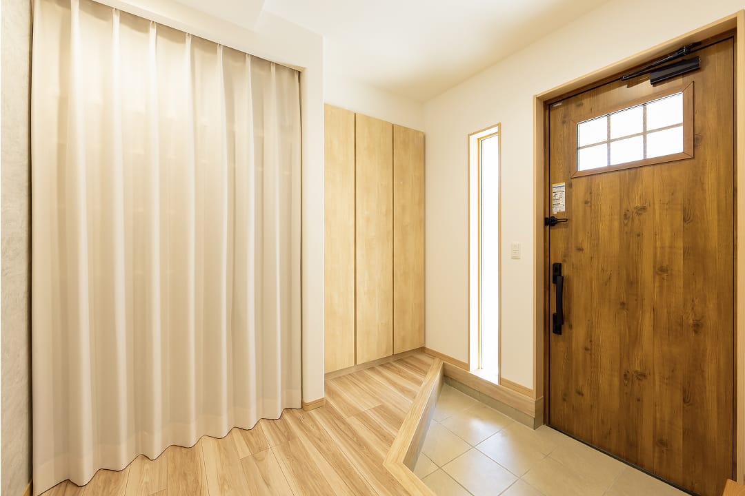 カーテンで目隠しまでできる細部までこだわった玄関収納です