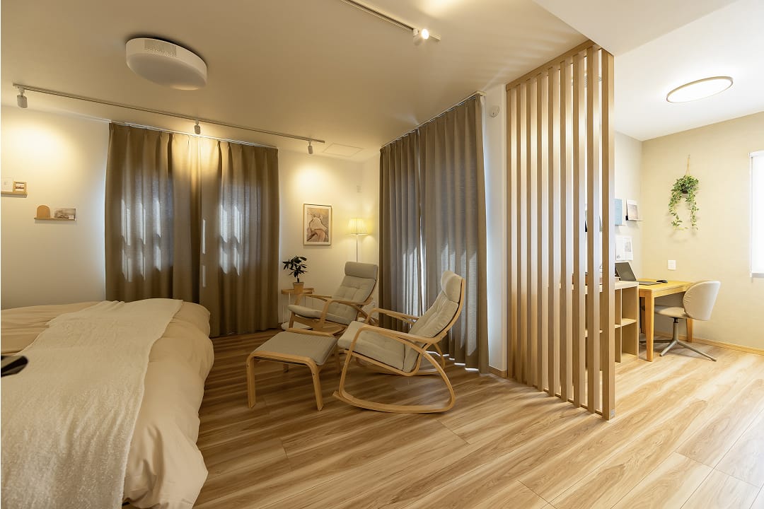 隣にはルーバーで仕切られたご主人お気に入りの書斎スペースを配置