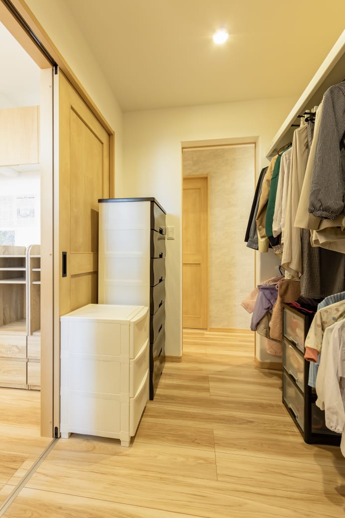 リビングに隣接して設けたファミリークローゼットで家事ラクの回遊動線を実現