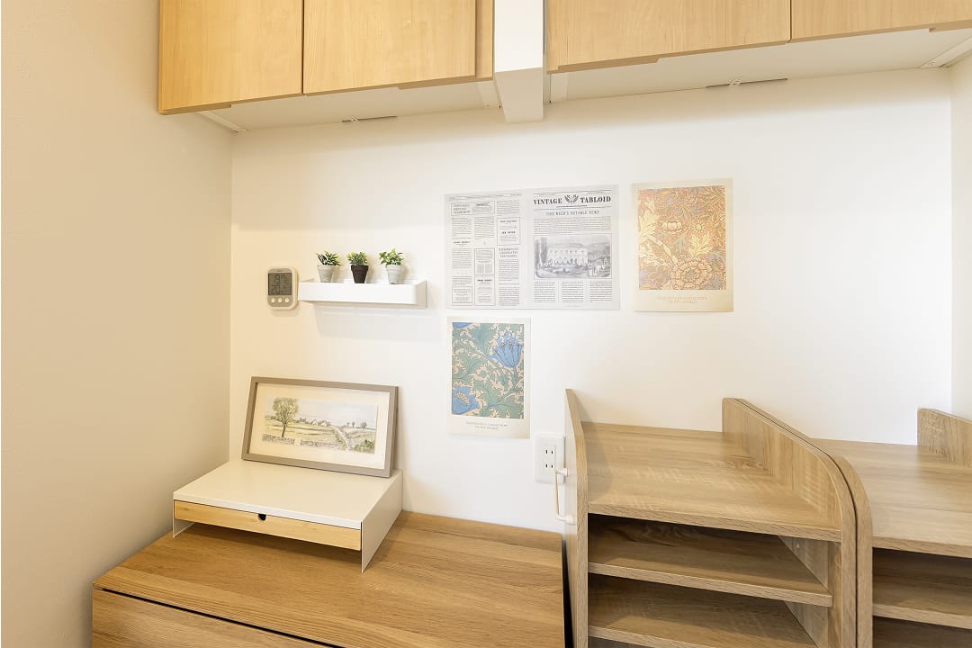 壁に穴を開けずにプリントや小物を飾れる「マグマジック」。おしゃれなこだわりが各所に