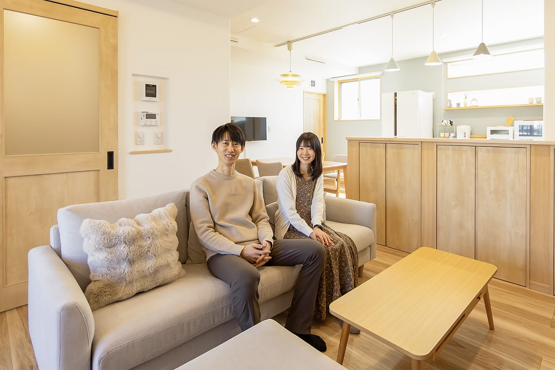 「ホテルライク」な非日常空間を実現。子どもがのびのび走り回れる、吹き抜けリビングのある家