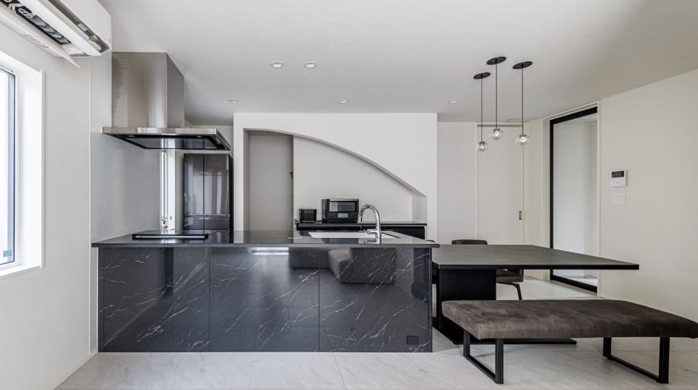 「正解」が分からなかった家づくりが、「好き」を詰め込んだ理想の形に。月々の支払いはそのままに、遊び心ある間取りと性能を両立