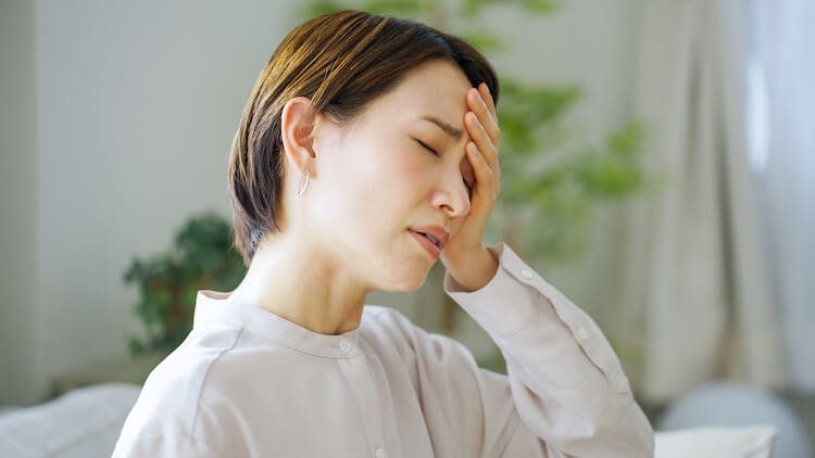 困り顔の女性