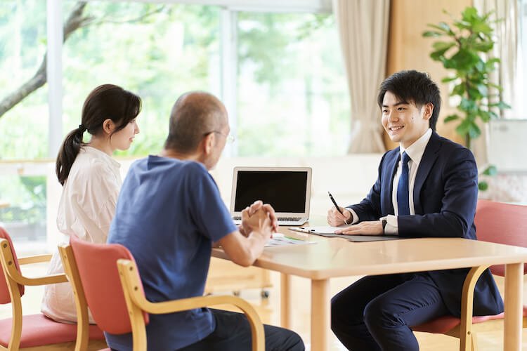 スーツを着た男性