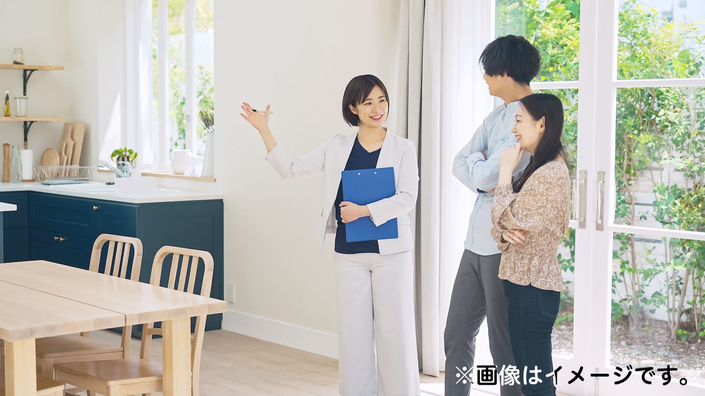 住宅の営業担当者と夫婦