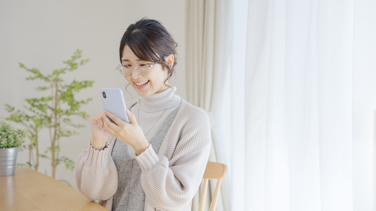 スマホを眺める女性