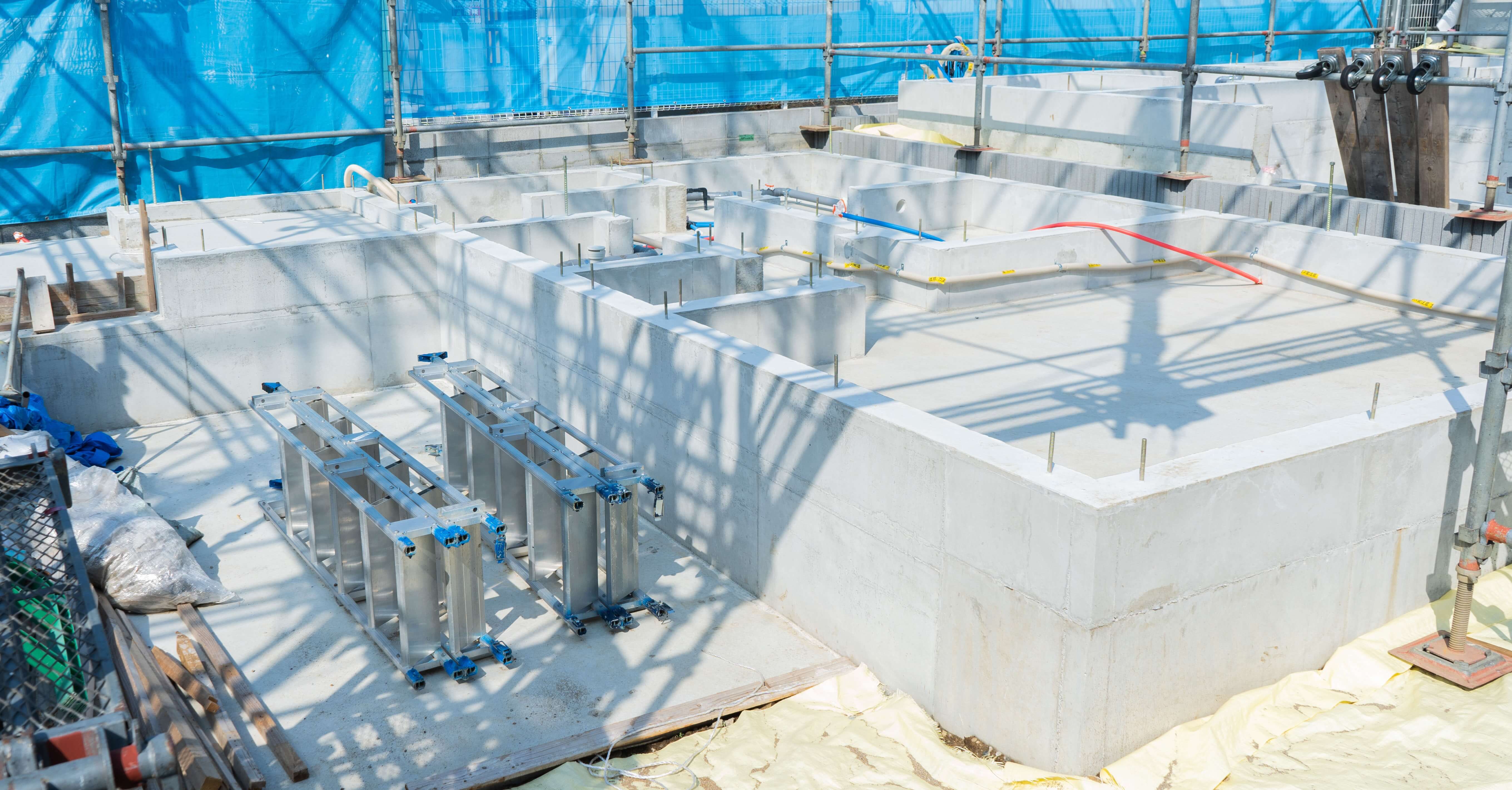新築住宅のベタ基礎工事と脚立・工事の足場・メッシュシート設置