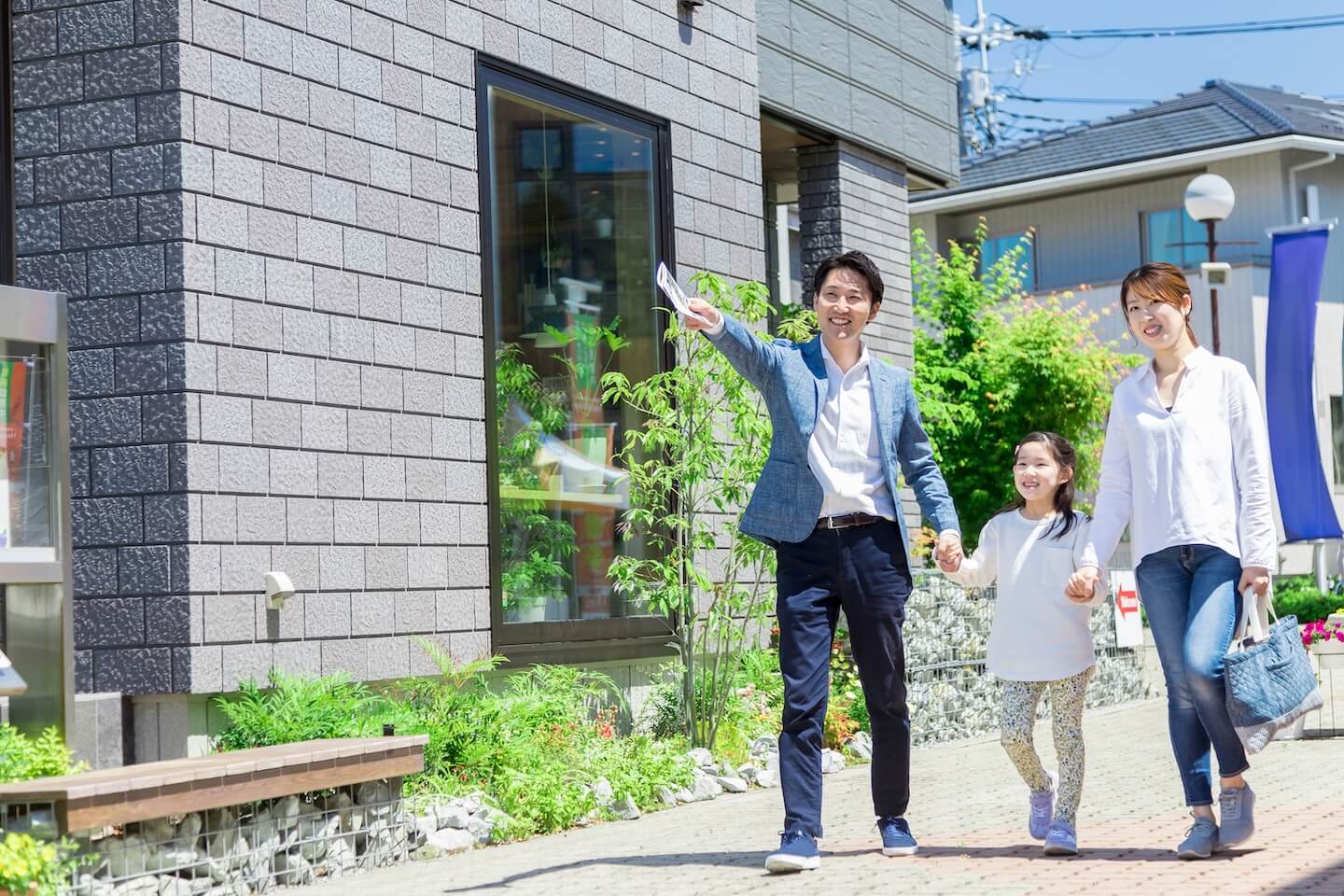 住宅展示場に足を運ぶ家族のイメージ写真