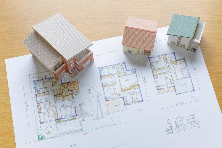 家の模型と図面