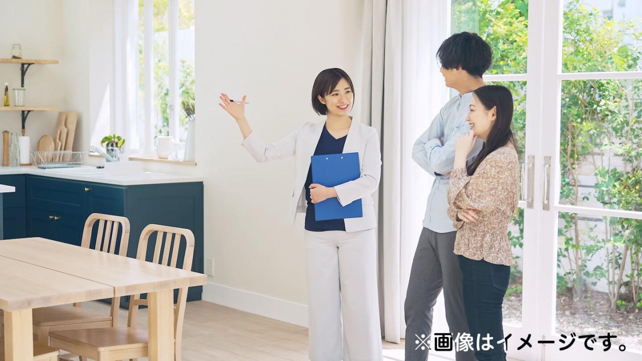 住宅の営業担当者と夫婦