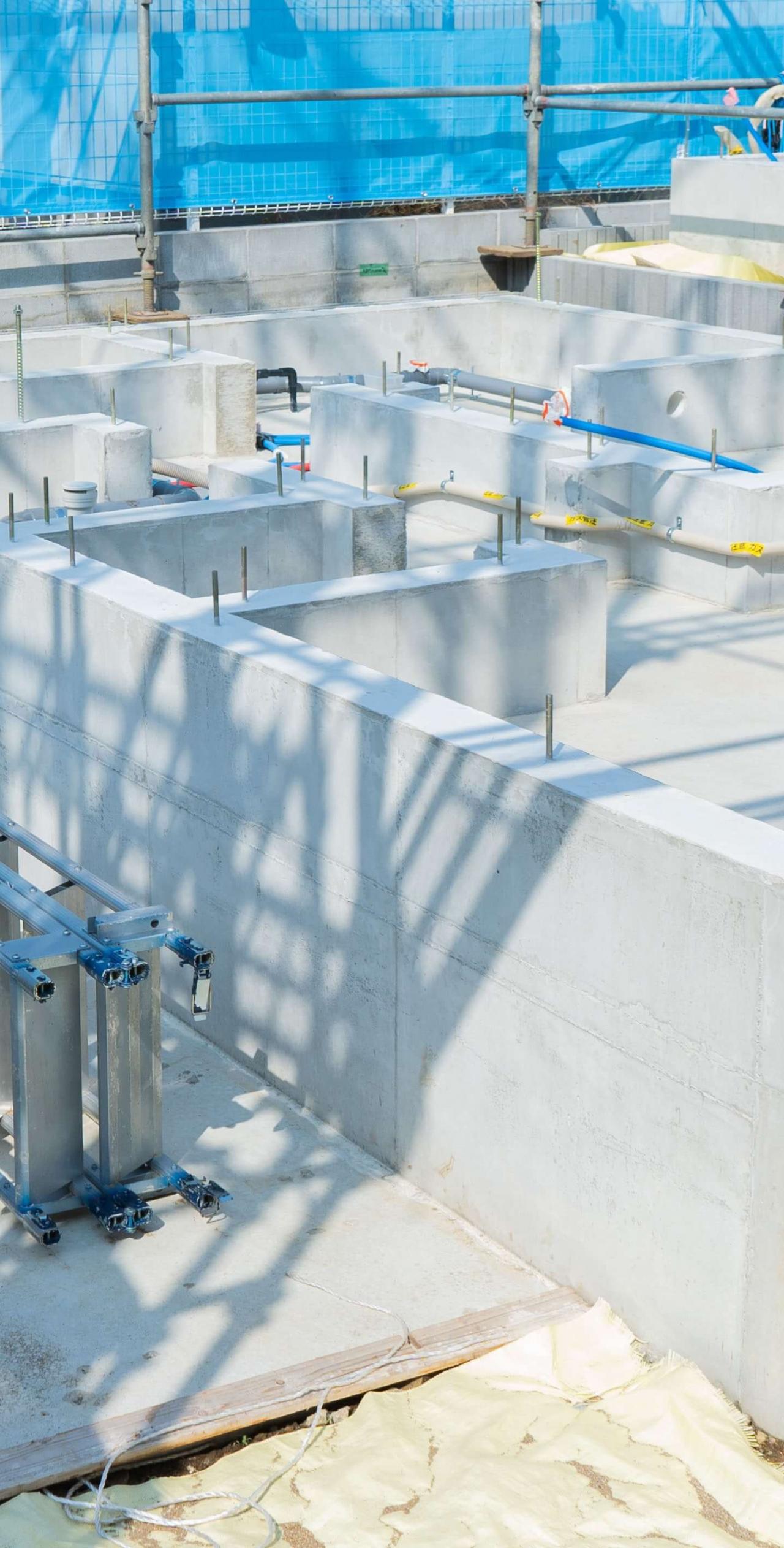 新築住宅のベタ基礎工事と脚立・工事の足場・メッシュシート設置