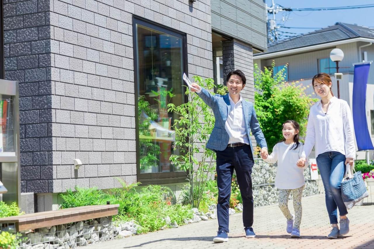 住宅展示場に足を運ぶ家族のイメージ写真