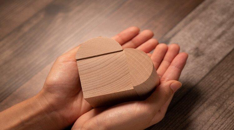 手のひらに木をのせている